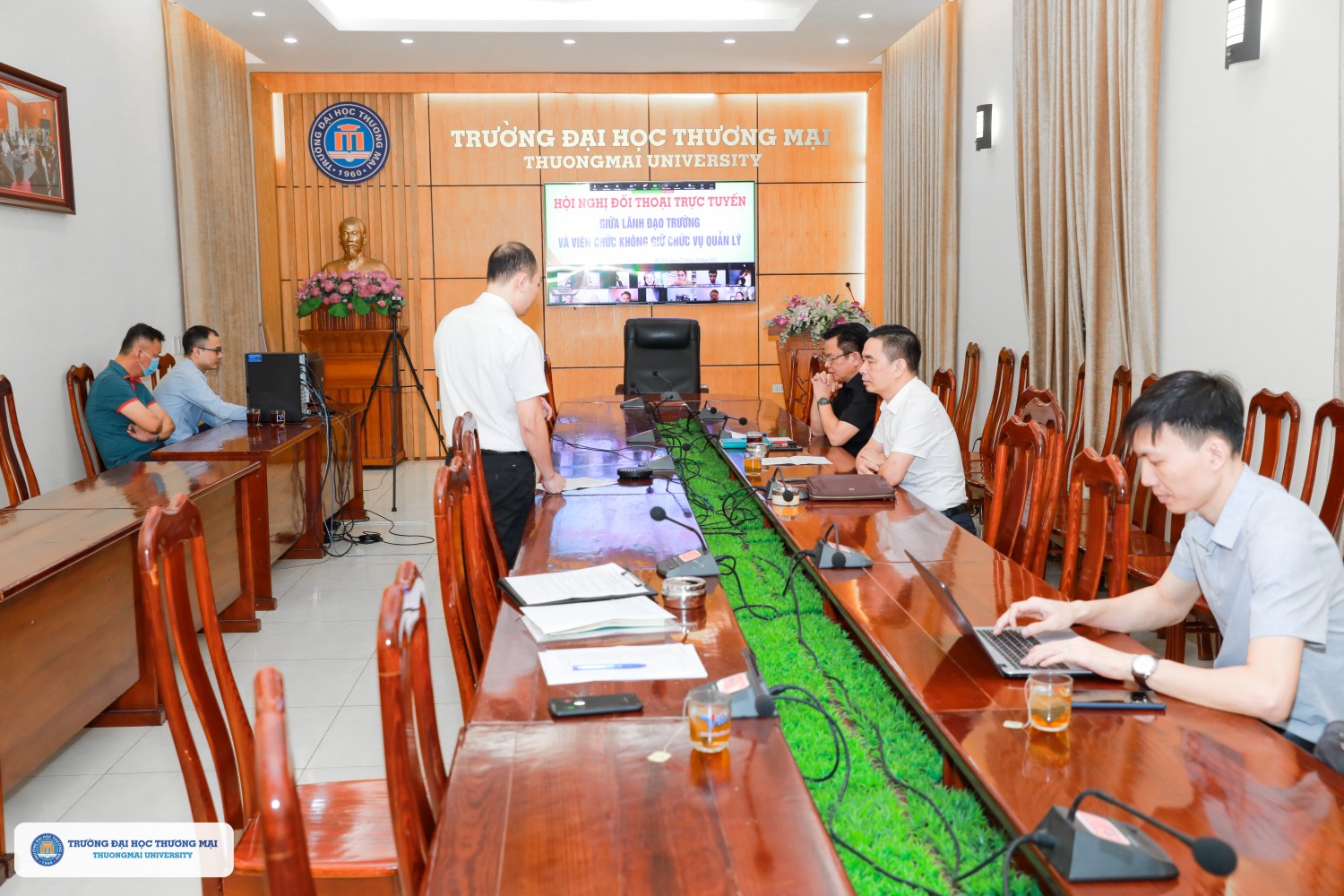 Hội nghị đối thoại trực tuyến giữa lãnh đạo Nhà trường và viên chức không giữ chức vụ quản lý