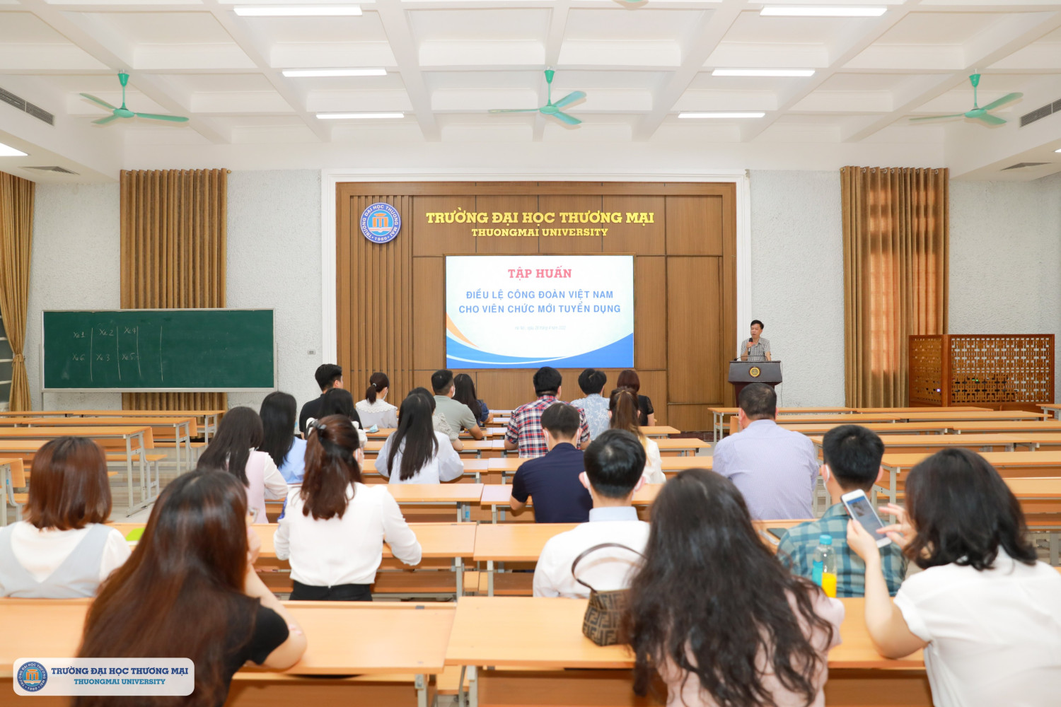 Công đoàn ĐHTM tập huấn điều lệ công đoàn VN cho viên chức mới TD